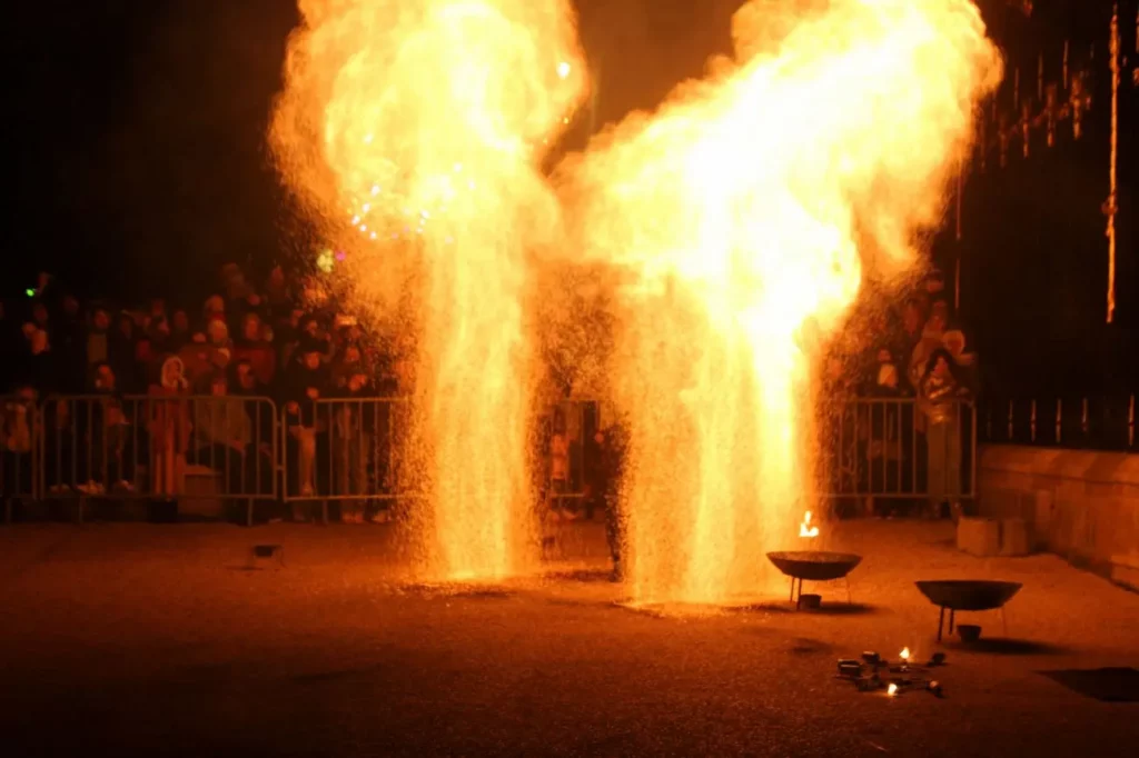 Show nocturne de feu et de technologie LED pour une fête communale proche de Grenoble.