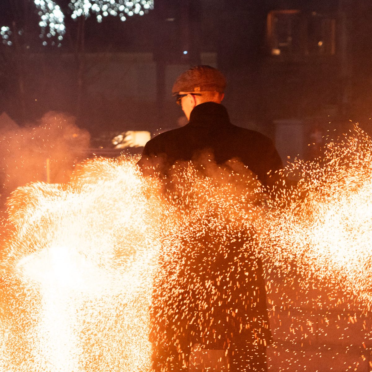 Final charbon qui envoie des braises rouge luminescentes partout sur la scène pour une mairie.