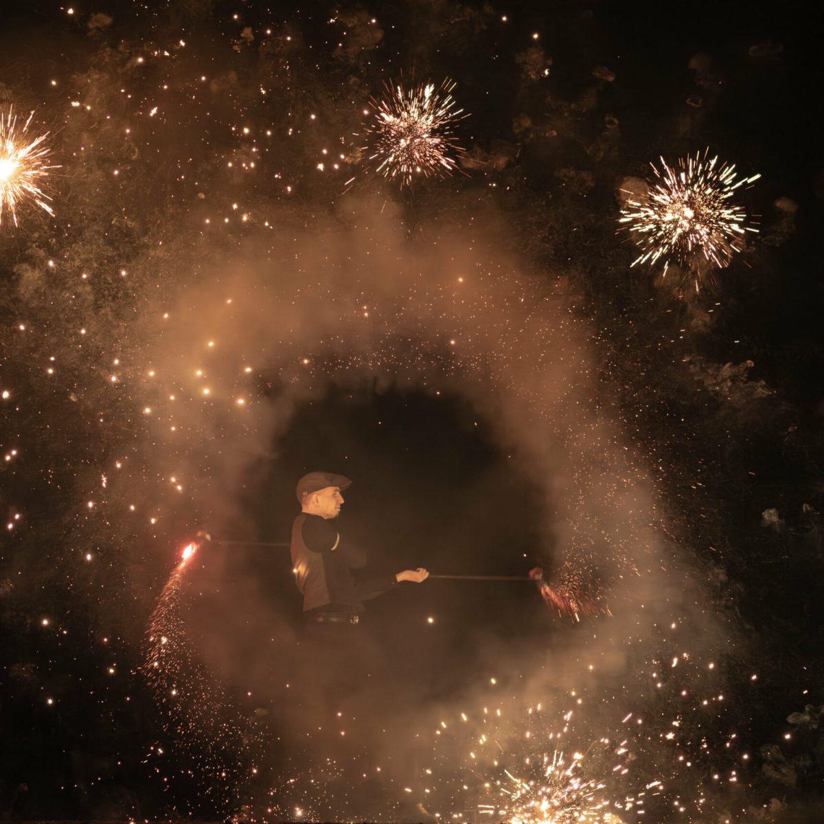 Final du spectacle avec des artifices crépitants qui illuminent toute la scène