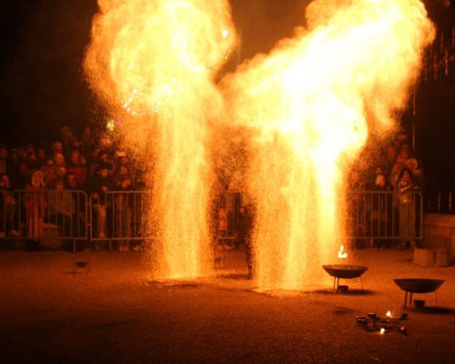 Final charbon du spectacle feu Manhattan qui illumine tout le ciel avec ses braises