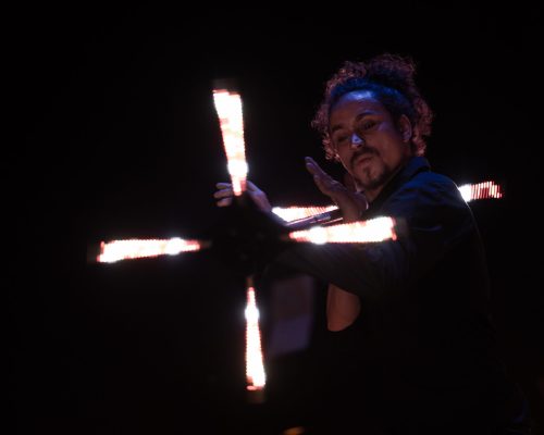 Un dragonstaff LED (lumineux) qui spiné par un artiste