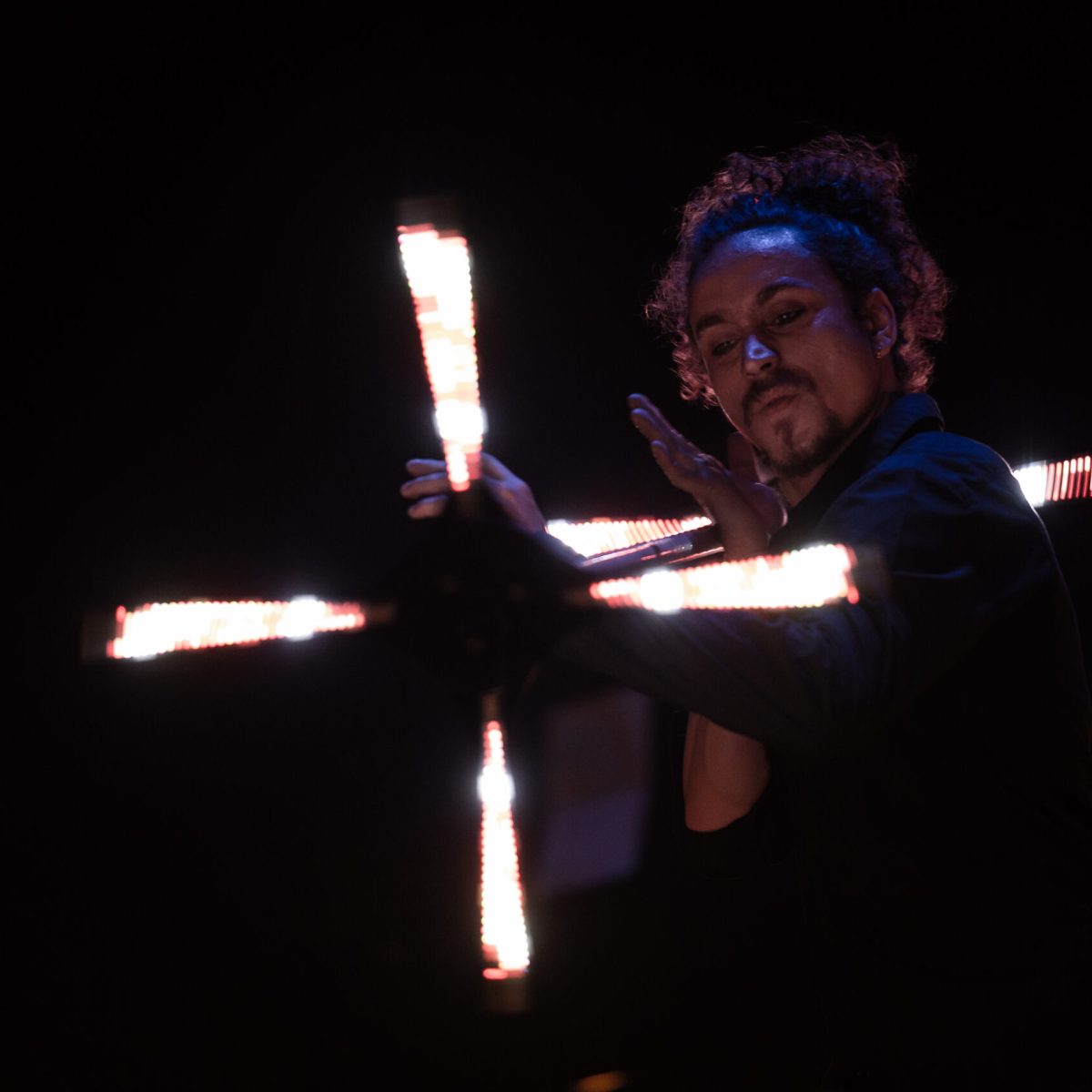 Un dragonstaff LED (lumineux) qui spiné par un artiste