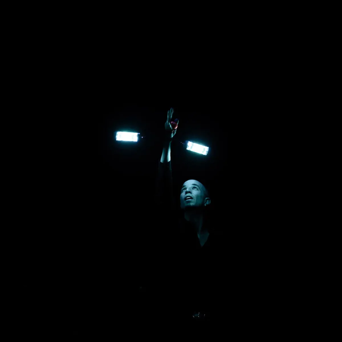 Chorégraphie LED dynamique avec des traînées de lumière multicolores et géométriques.