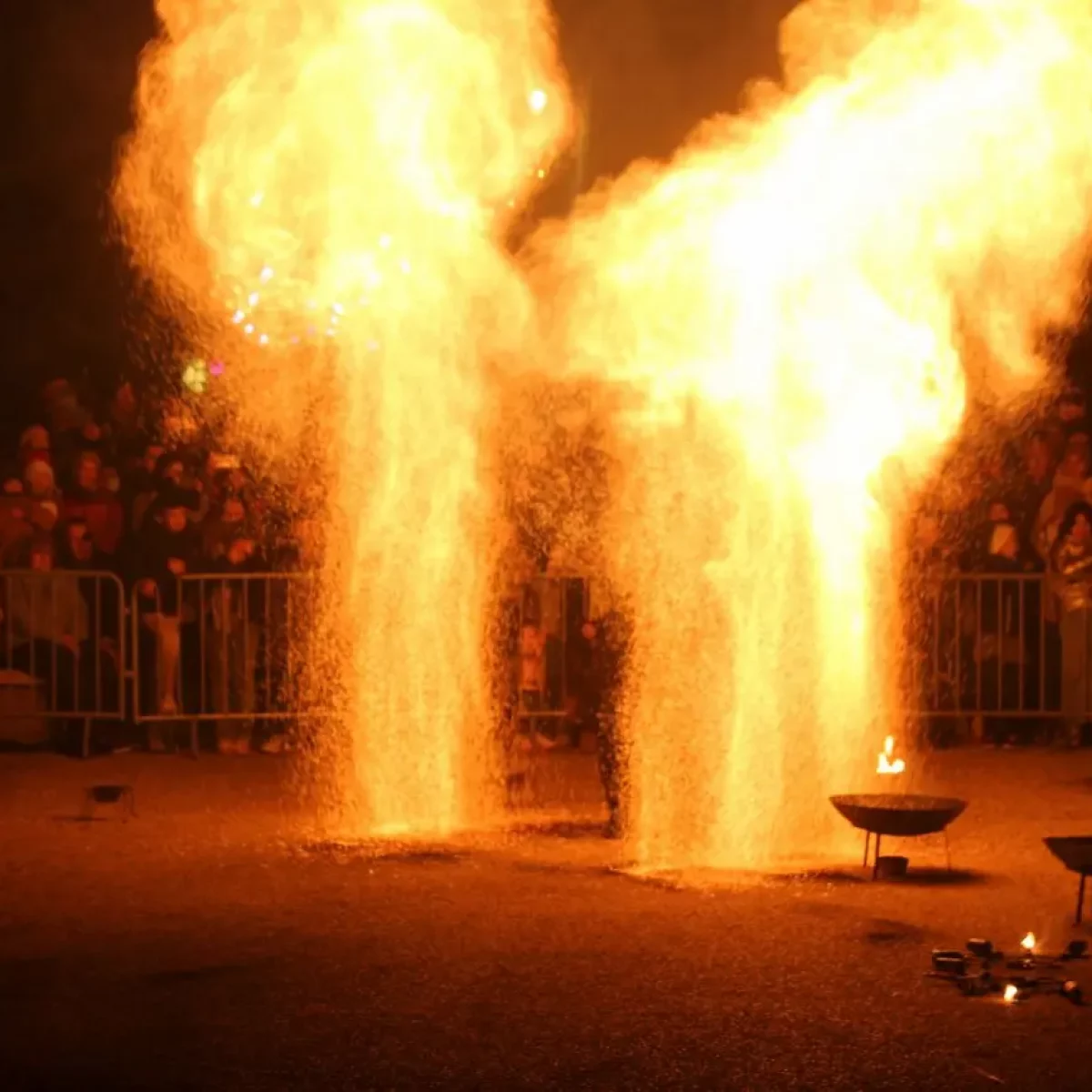 Show nocturne de feu et de technologie LED pour une fête communale proche de Grenoble.