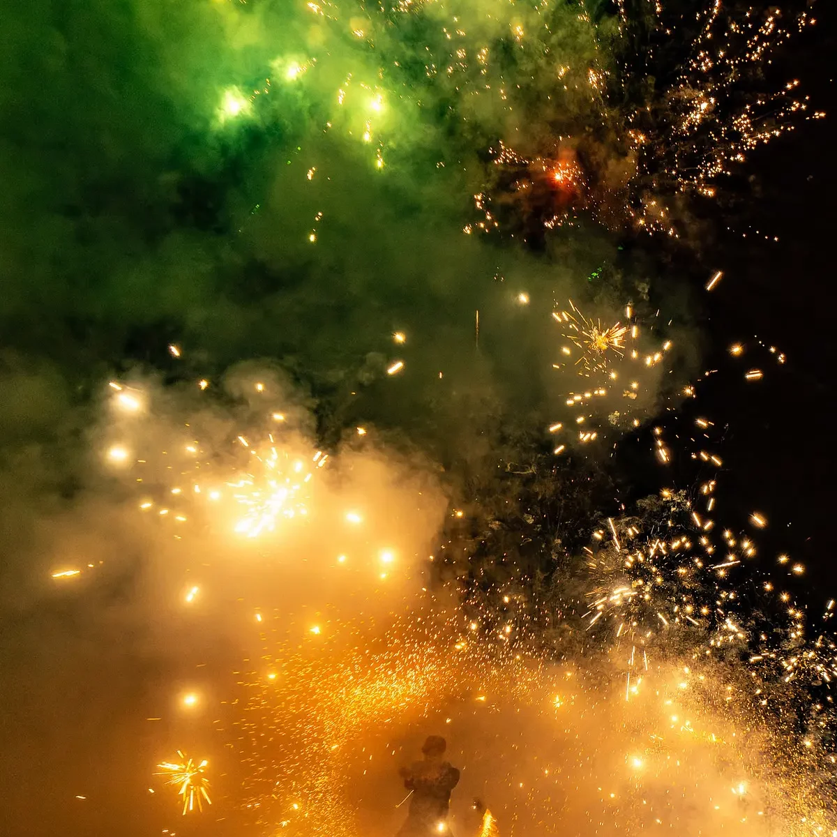 Prestation de spectacle vivant mêlant feu et technologie LED pour les municipalités de Rhône-Alpes.