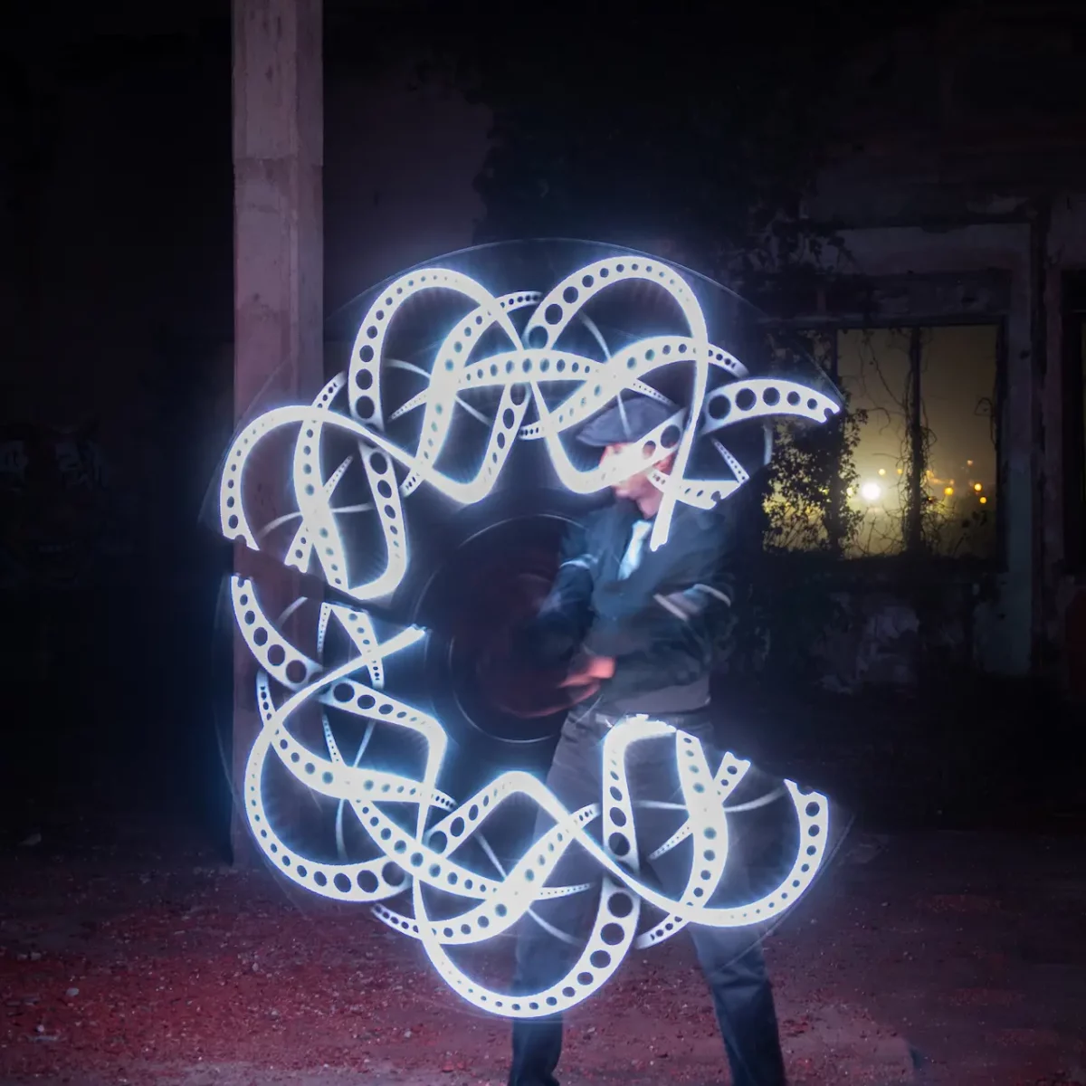 Spectacle visuel de rue avec manipulation d'objets enflammés et technologiques LED.