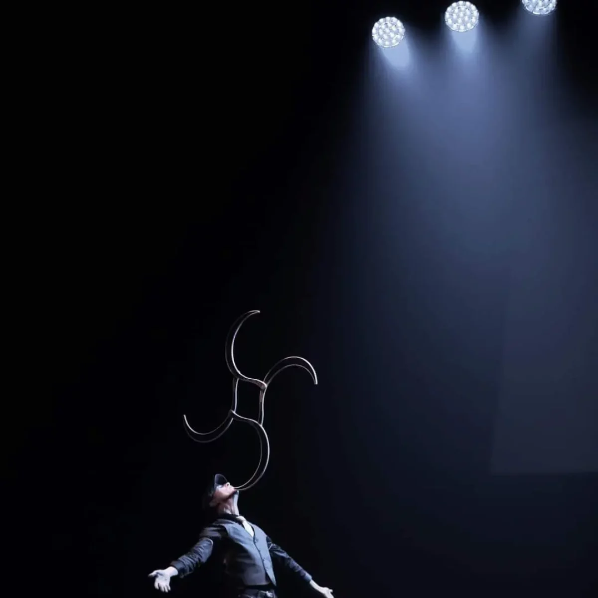 Animation de jonglerie lumineuse et traditionnelle entre les plats lors d'un repas-spectacle.