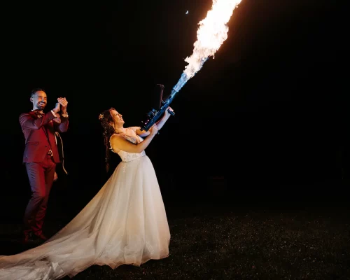 Performance de jonglerie enflammée et pyrotechnie pour une réception de mariage.