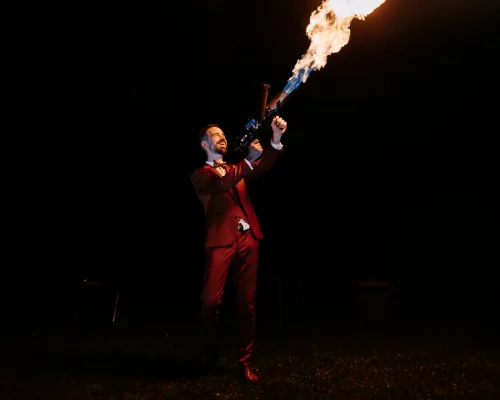 Photo du marié qui tire au lance-flamme pour son mariage.