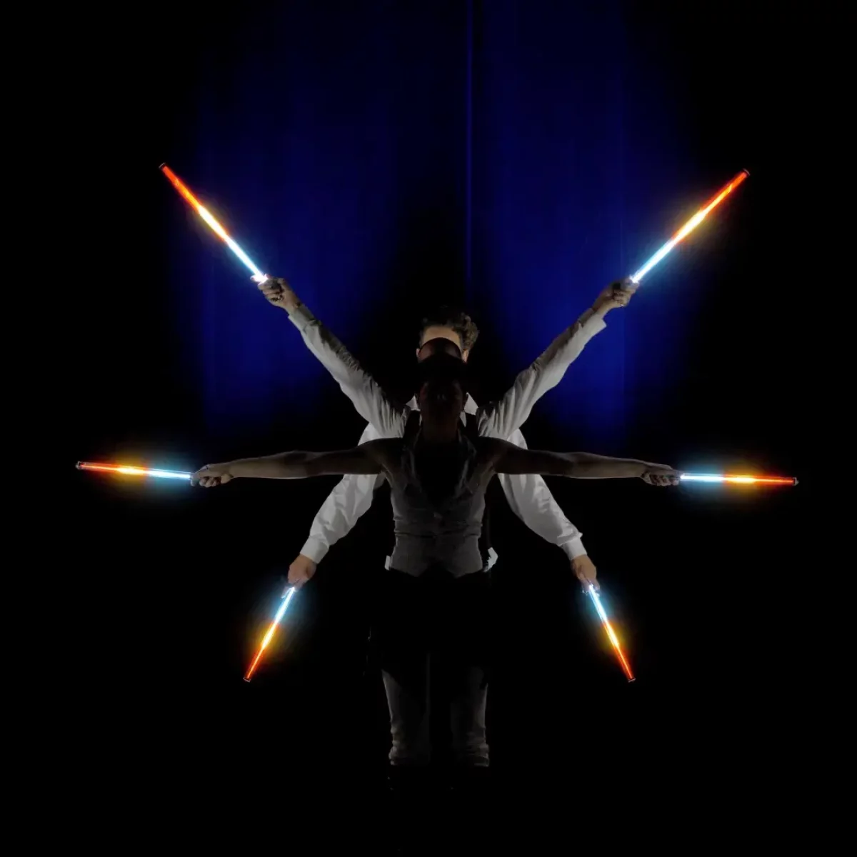 Performance de jonglage lumineux pour un événement de cohésion d'équipe.