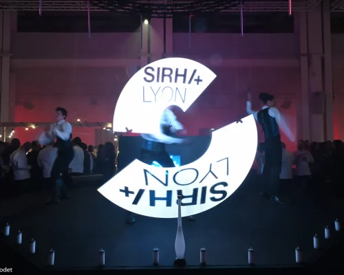 Affichage lumineux du logo d'une marque par des artistes LED lors d'un lancement de produit.