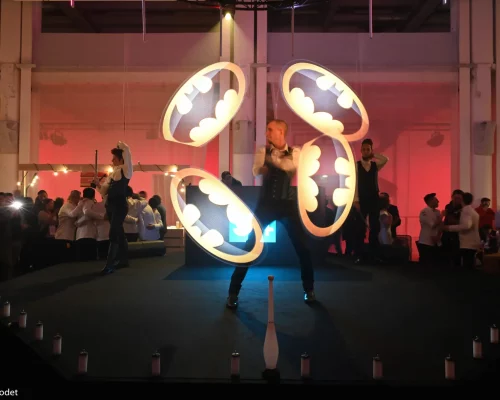 Tableaux lumineux LED personnalisés accompagnant une annonce de lauréat lors de trophées d'entreprise.