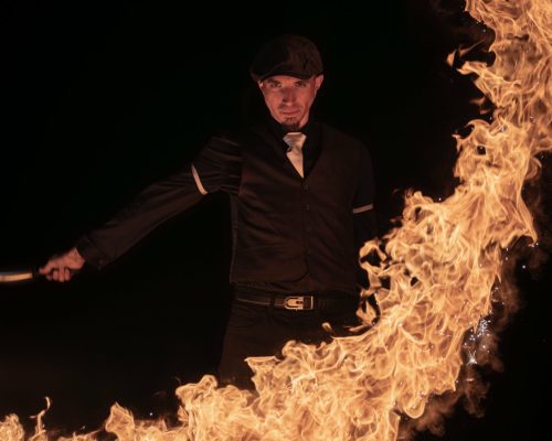 Torche lycopodium qui propulse de grandes flamme