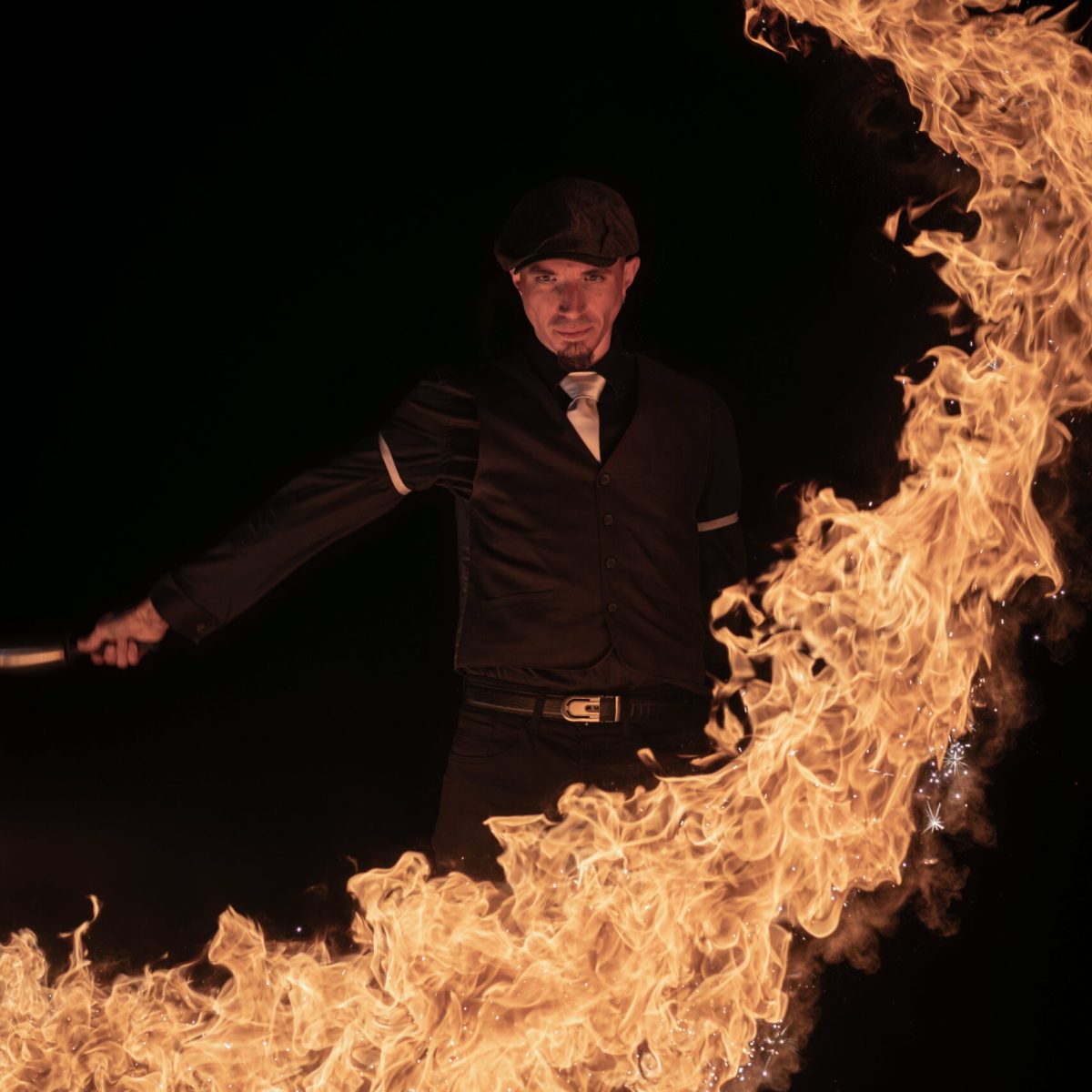 Torche lycopodium qui propulse de grandes flamme