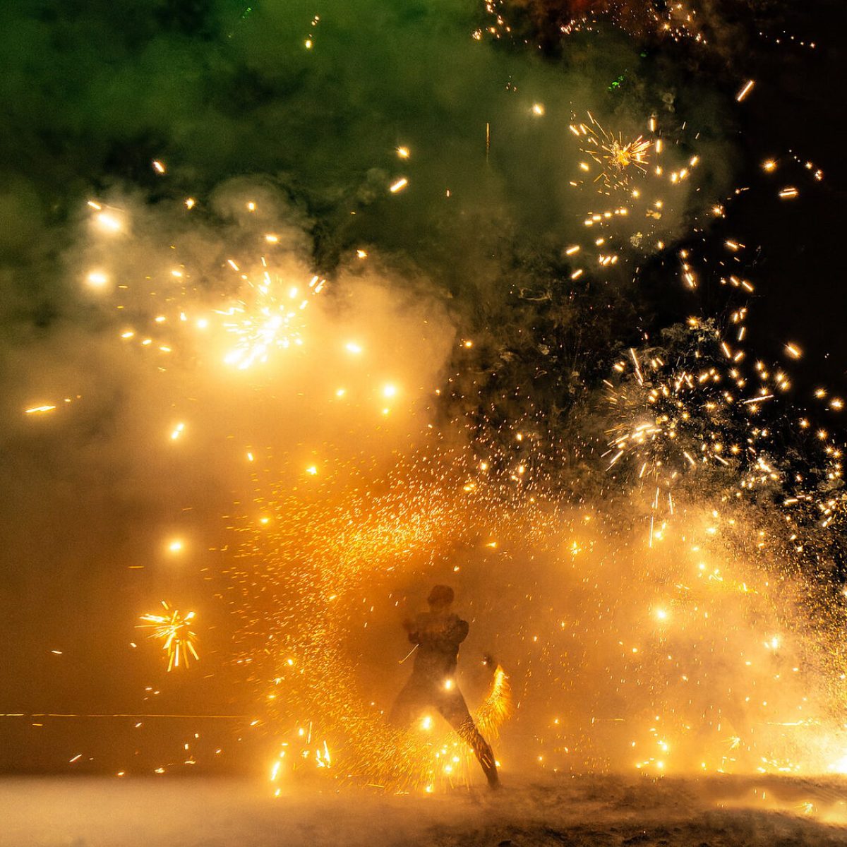 Gros final artifice avec plusieurs compacts qui explosent et des artistes qui manipulent encore plus de pyrotechnie